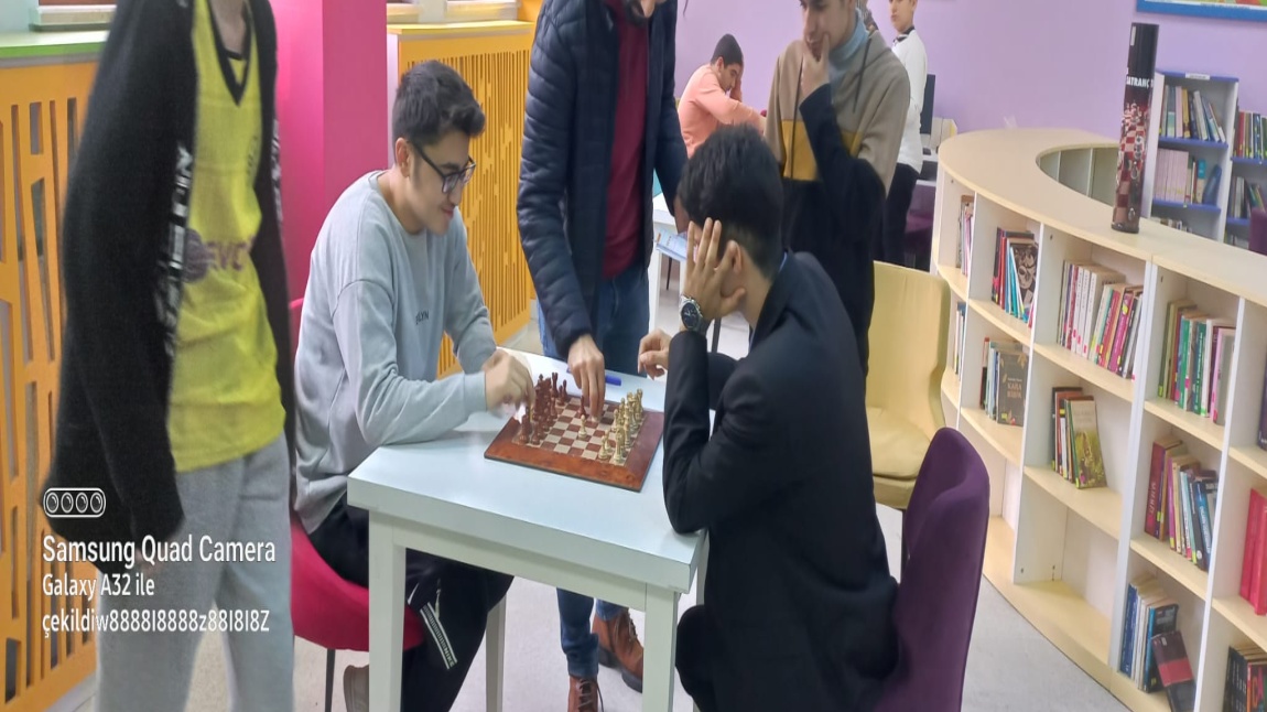 Okulumuzda öğrenciler arası satranç turnuvası yoğun ilgi ve yüksek katılımla gerçekleştirildi.